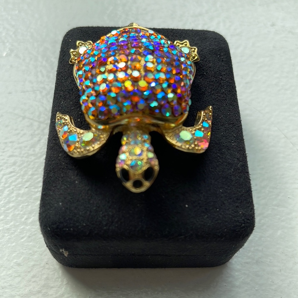 CRYSTAL TURTLE PIN 🐢